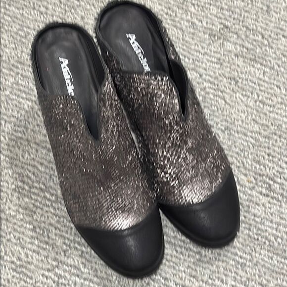 Antelope Women's Black Slip-On Shoes - Picture 1 of 4